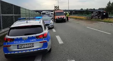 Poważny wypadek na autostradzie A2. Bus przewrócił się na bok, trasa w kierunku Poznania jest zablokowana