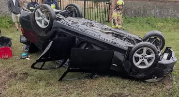 Groźny wypadek w Racięcinie. BMW dachowało i wylądowało poza jezdnią