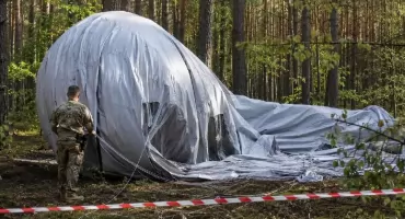 Nietypowa akcja w lesie pod Kołem. Wylądował wojskowy balon szkoleniowy