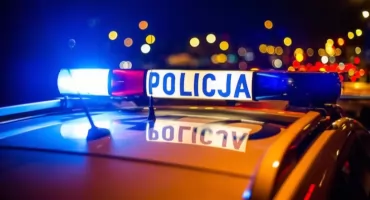 Policyjny pościg pod Słupcą. Potrącono policjantkę, kierowca uciekł do lasu