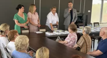Pomoc na jedno kliknięcie. Seniorzy z gminy Ślesin otrzymali opaski bezpieczeństwa