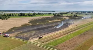 Groźny pożar podczas żniw pod Turkiem. Spłonęła prasa i około 6 hektarów pola