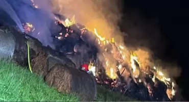 150 balotów słomy w ogniu pod Kołem. Strażacy walczyli z pożarem blisko 19 godzin