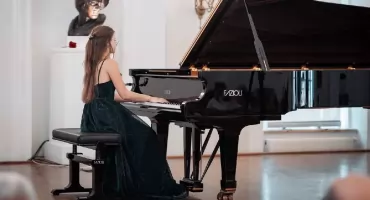 Antonina Waliszewska z Konina zagrała w historycznym Dworku Chopina. Teraz walczy o głosy publiczności