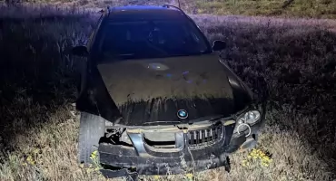 Uciekał BMW przed policją w Kościelcu. 33 latek wypadł z drogi, potem uciekał pieszo