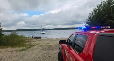Przechodzień zauważył rzeczy pozostawione na brzegu. Ruszyła akcja, ściągnięto nurków z Konina i Poznania.