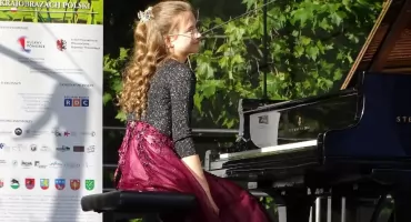 Młoda pianistka z Konina zachwyciła publiczność. Antonina Waliszewska wystąpiła przed Pałacem w Dobrzycy