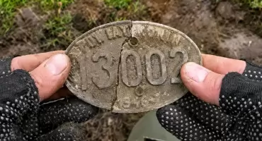Leżała pod ziemią przez lata. Poszukiwacz znalazł tajemniczą tabliczkę z numerem 13002