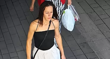 Policja szuka tej kobiety. Chodzi o torbę z laptopem pozostawioną na dworcu PKP w Koninie