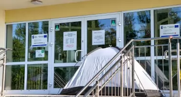 Nocowali pod Urzędem Pracy w Koninie. Przed wejściem stanął nawet namiot