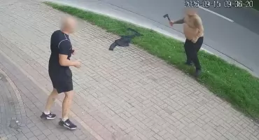 Siekiera i kij baseballowy w centrum Konina. Policja zatrzymała jedną osobę