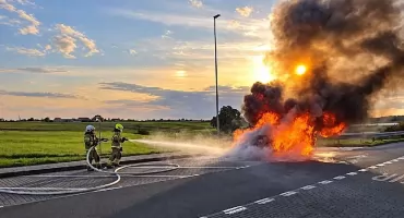 Samochód spłonął na autostradzie A2 w Lądku. Z pojazdu pozostał wrak