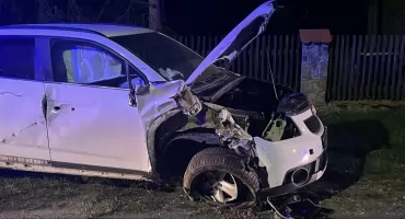 Uderzył Chevroletem w ogrodzenie i uciekł. Policja zatrzymała 55-latka z Kamienicy