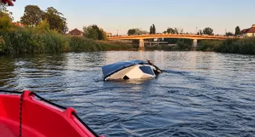 Łódź wywróciła się na Warcie w Koninie. W wodzie był policjant po alkoholu