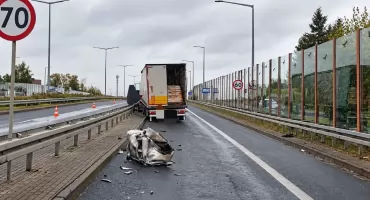 Ciężarówka uderzyła w bariery w Starym Mieście. Utrudnienia na trasie do Konina