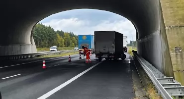 Zderzenie na autostradzie A2 w kierunku Warszawy. Renault Master uderzył w ciężarówkę, prawy pas zablokowany
