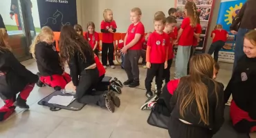 Młodzi ratownicy z Konina potrafią ratować życie. Uczniowie SP3 udowodnili to już w prawdziwych wypadkach